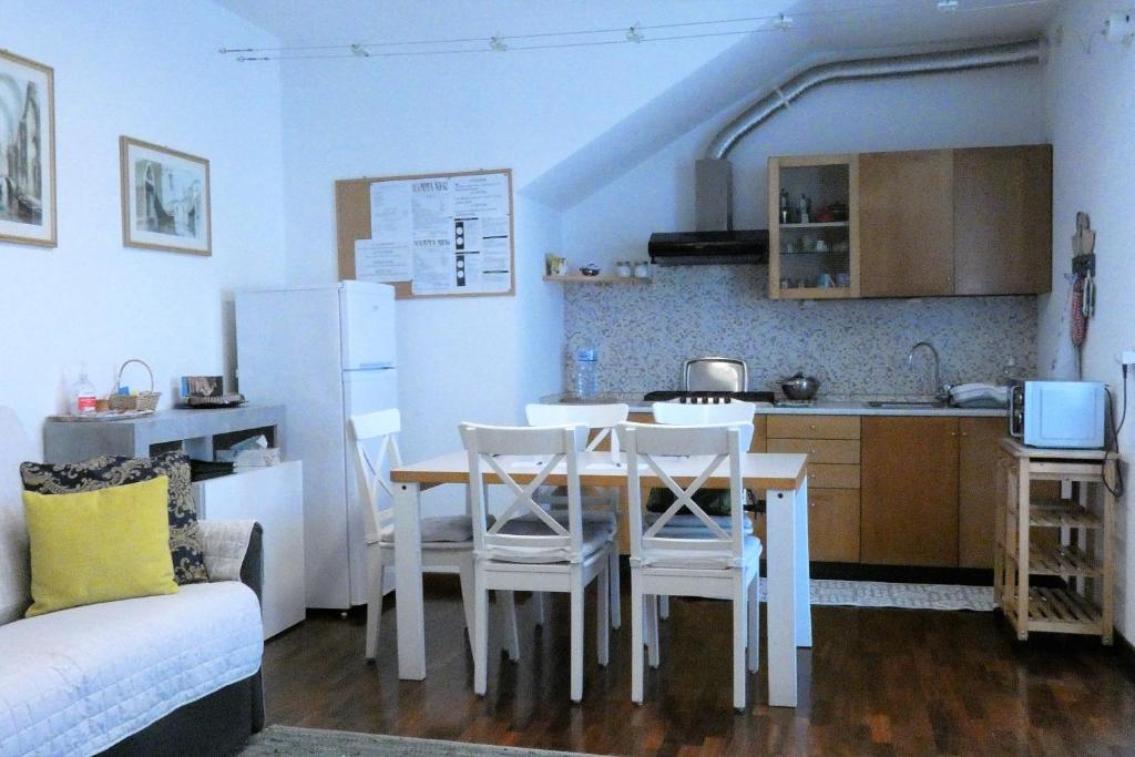 una cucina con tavolo e sedie in una stanza di Mamma Mia on ground floor with private parking TV-VENICE a Treviso