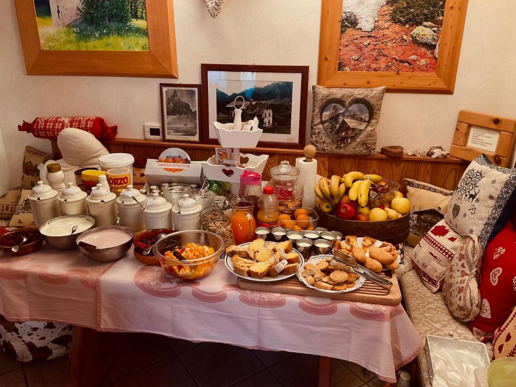 een tafel met een buffet met eten erop bij B&B Maso al Cervo in Fiera di Primiero