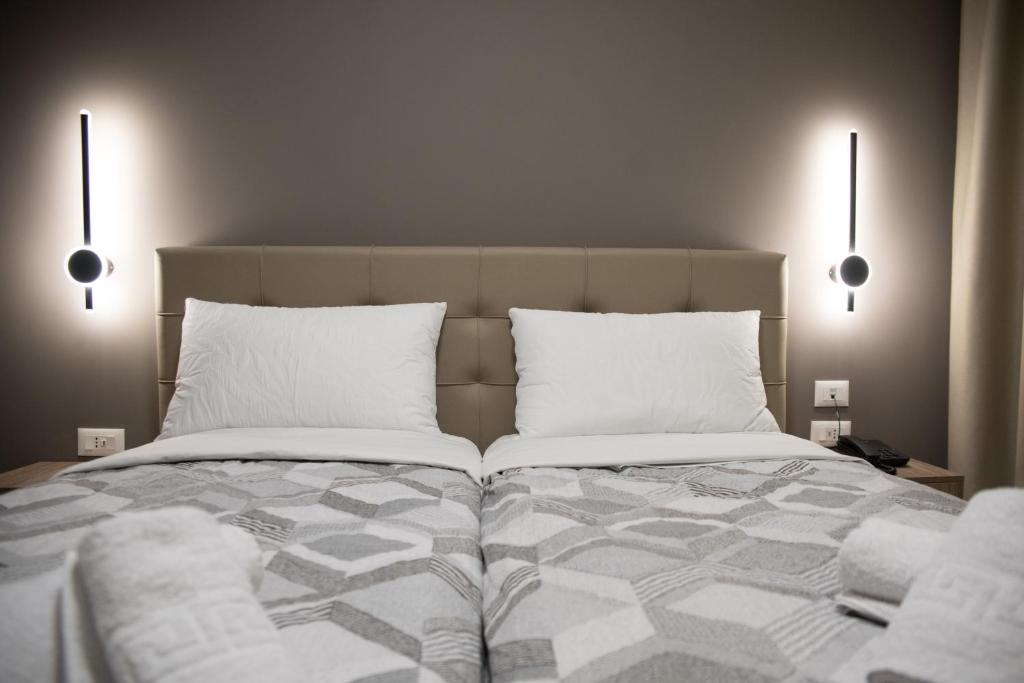 Postel nebo postele na pokoji v ubytování Comfort Rooms Pogradec