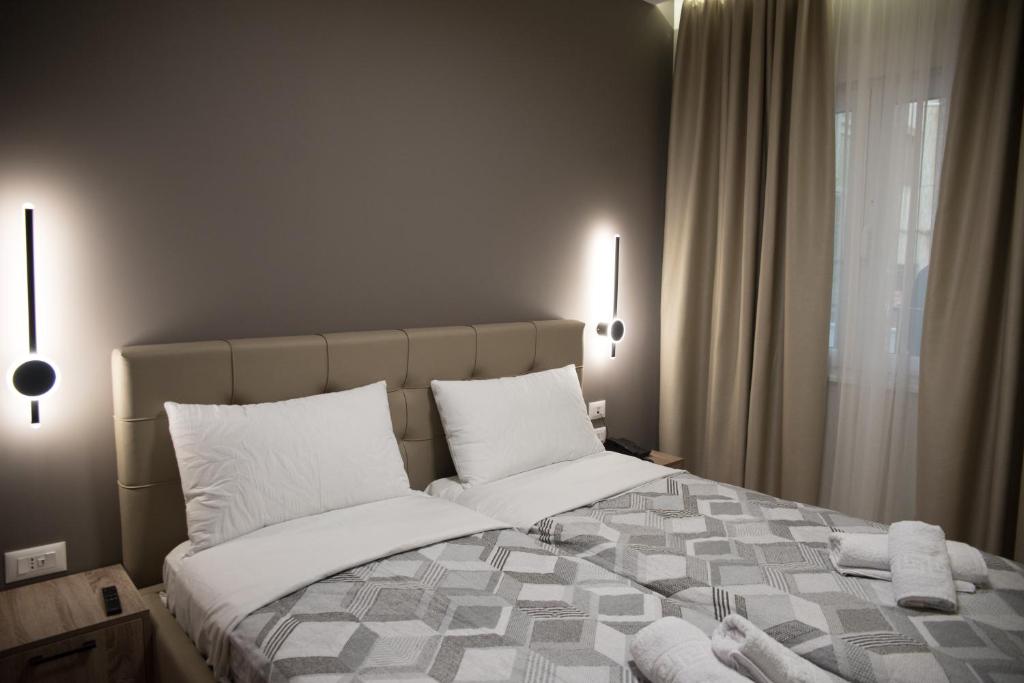 Postel nebo postele na pokoji v ubytování Comfort Rooms Pogradec