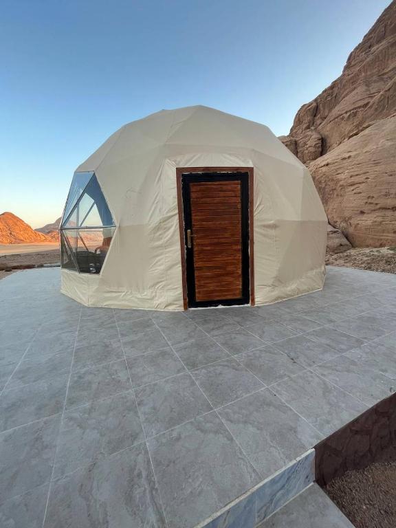 Nespecifikovaný výhled na hory nebo výhled na hory při pohledu z luxury tent