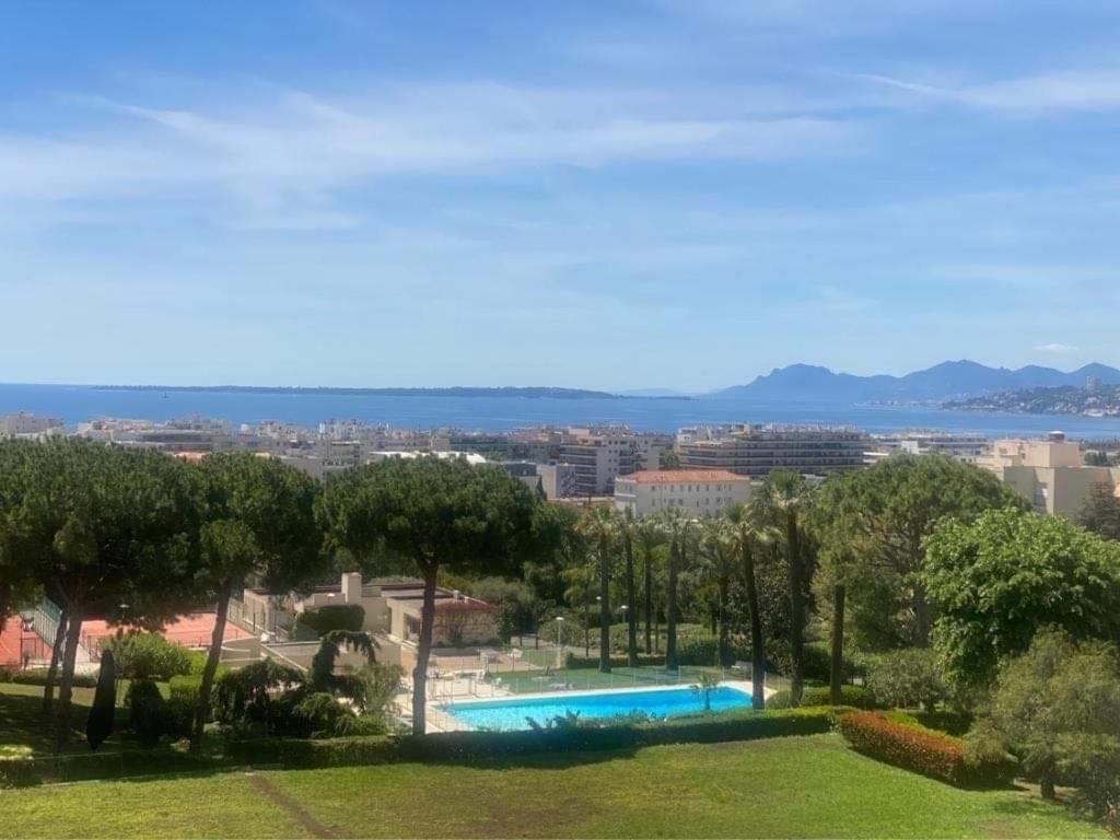 widok na basen w parku w obiekcie Superbe appart VUE MER, PLAGE, PISCINE, TENNIS, parking w mieście Antibes