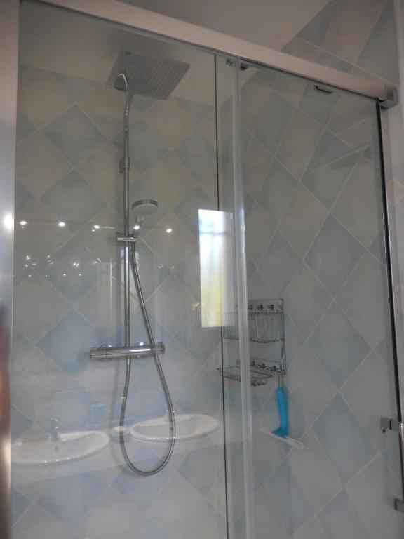 Koupelna v ubytování 2 Chambres avec piscine et spa au calme, mer à proximité.