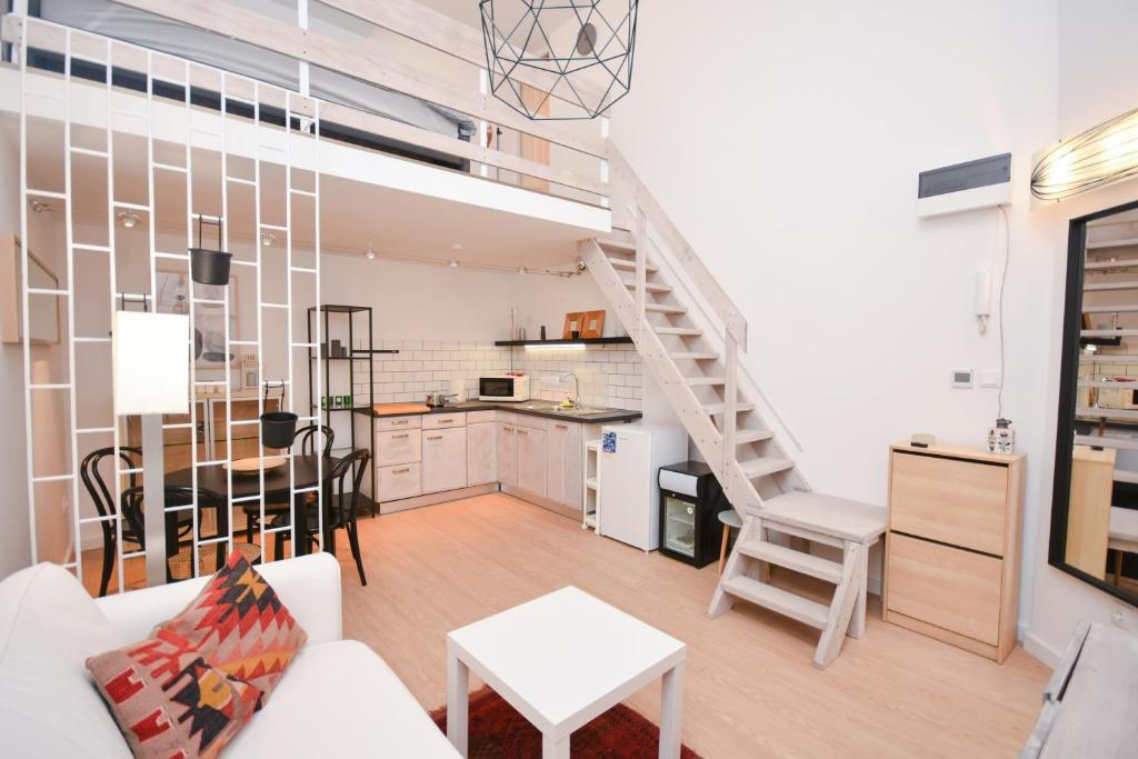 sala de estar con escalera y cocina en Stylish home in downtown Budapest for 2-4 people, en Budapest