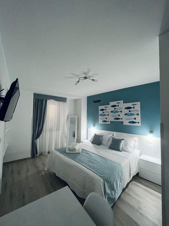 um quarto com uma cama grande e uma parede azul em Casa Vacanze Arcobaleno em Gasponi