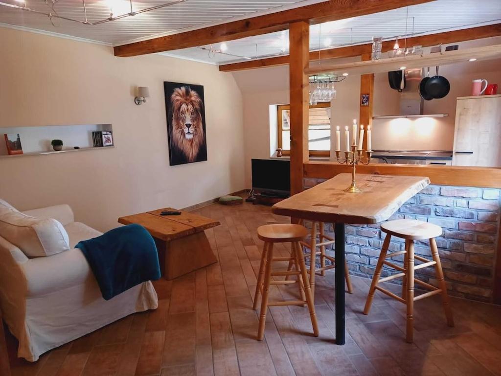 een woonkamer met een bank en een tafel en een keuken bij super cozy holiday apartment in a maritime style in Steinfeld