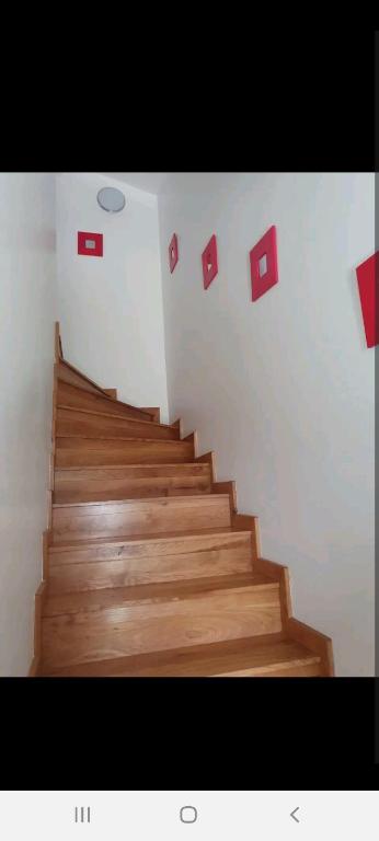 un escalier avec des carrés rouges sur le mur dans l'établissement Villa coubron Montfermeil, à Montfermeil