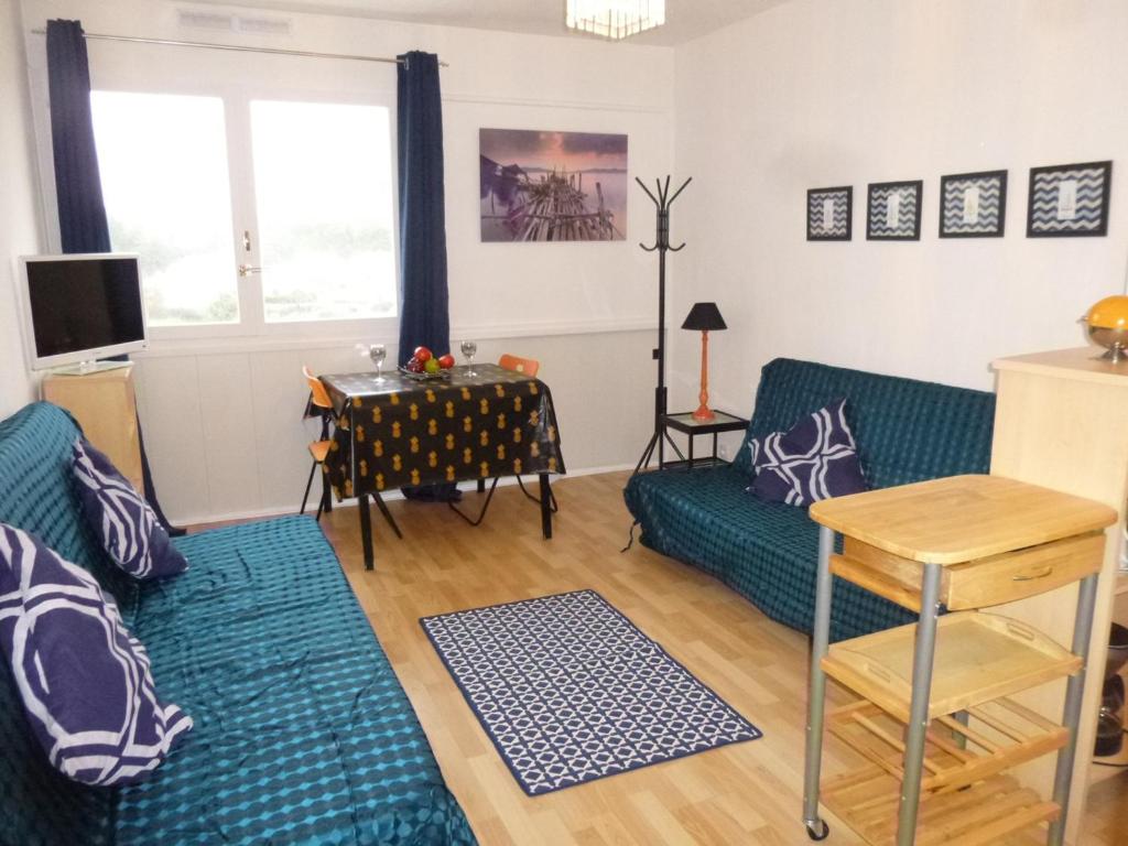 un salon avec un canapé et une table dans l'établissement Studio à 50m de la plage, 3 couchages, parking gratuit, animaux acceptés - FR-1-224C-73, à Saint-Jean-de-Monts