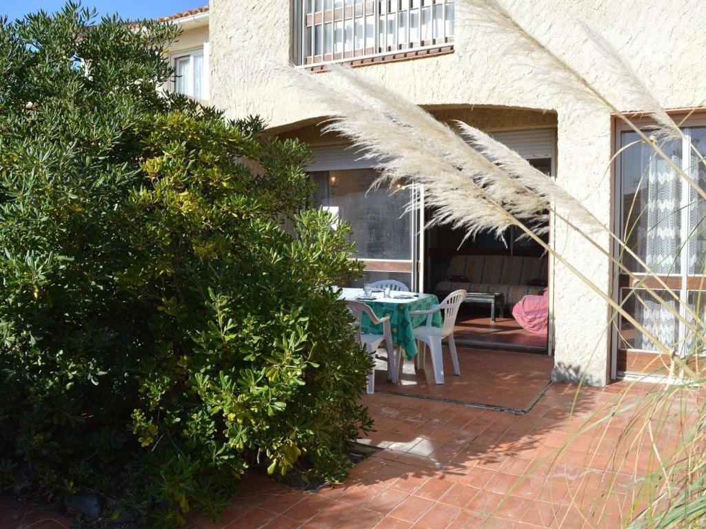 une terrasse avec une table et des chaises dans une maison dans l'établissement Maison Familiale 4 Pièces, 6 Couchages, Près de la Plage à Saint Pierre la Mer - FR-1-229D-76, à Fleury