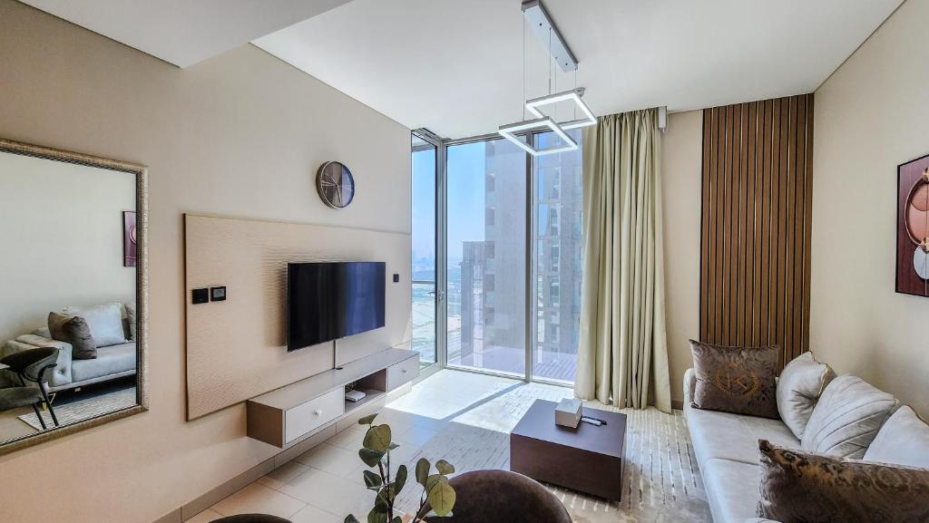 Et tv og/eller underholdning på STAY BY LATINEM Luxury 1BR Holiday Home CVR A2803 near Burj Khalifa