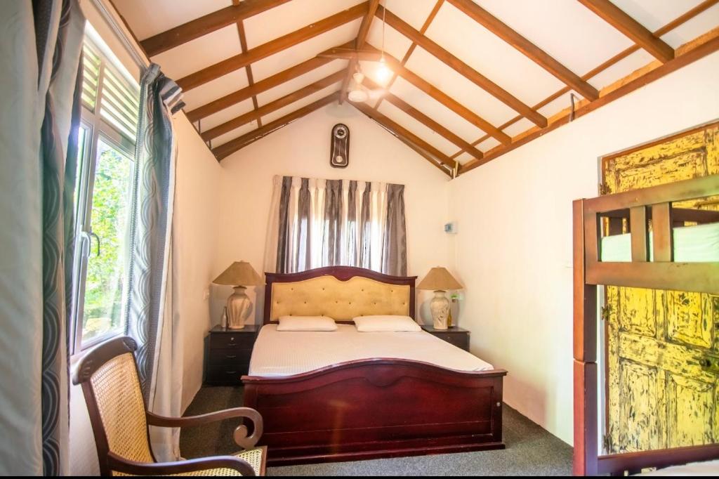 En eller flere senger på et rom på Mangrove Paradise Resort & spa