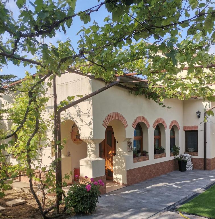 a house with an arched entry way at Miri's House in Eforie Sud