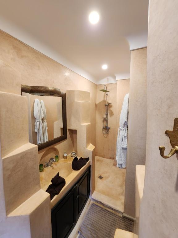 Kupaonica u objektu Riad Alboraq