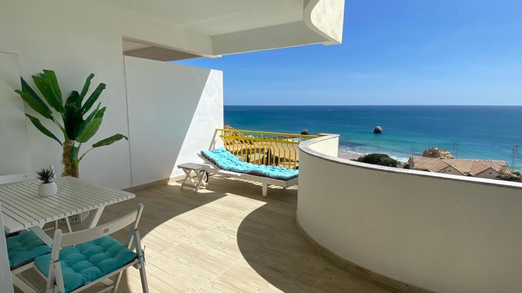 balkon ze stołem i krzesłami oraz oceanem w obiekcie Algarve's Best Sea View w mieście Portimão