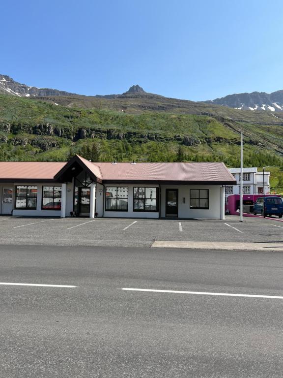 budynek przy drodze w obiekcie Media Luna Guesthouse w mieście Seyðisfjörður
