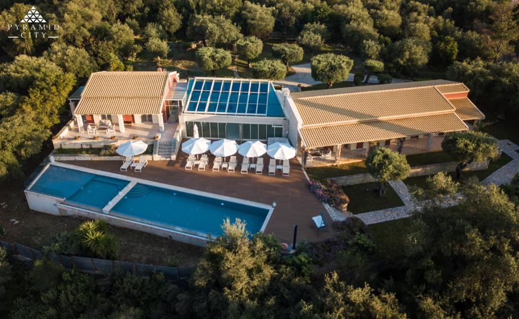 アギオス・スパイリドン・コルフォにあるLuxury Villa Aphroditeのスイミングプール付きの家屋の空中ビュー