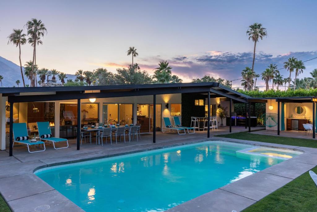 een huis met een zwembad in de tuin bij Aqua House in Palm Springs