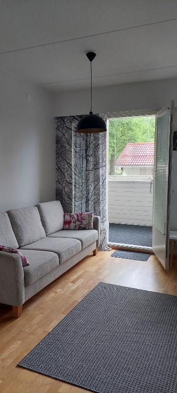 a living room with a couch and a window at Reissupesä in Raahe
