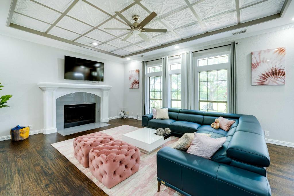 TV a/nebo společenská místnost v ubytování 10 Acres with Hot Tub and Pond Luxury Melissa Villa!