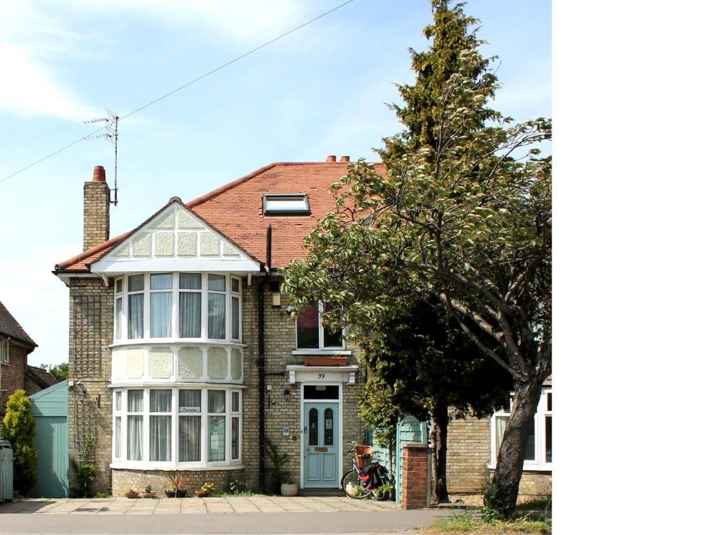 una casa con un árbol delante de ella en Cambridge Bed & Breakfast, en Cambridge