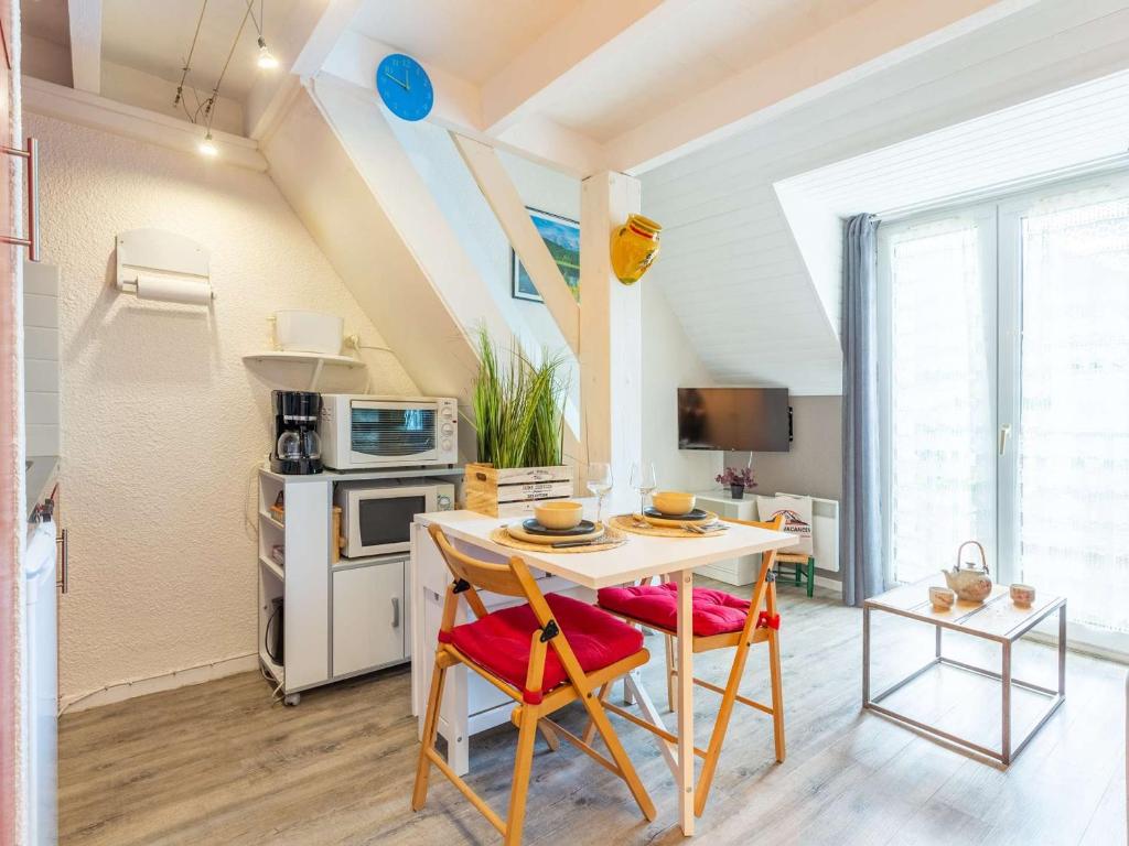 a kitchen with a table and chairs in a room at Charmant appart. 4 pers. près de Saint Lary avec navette gratuite et forfaits ski! - FR-1-296-327 in Vielle-Aure
