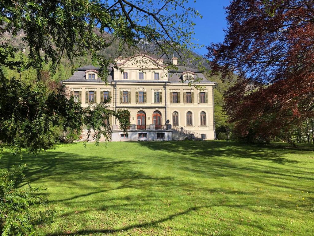 a large house on a large grassy field at Herrnhof in Reichenau