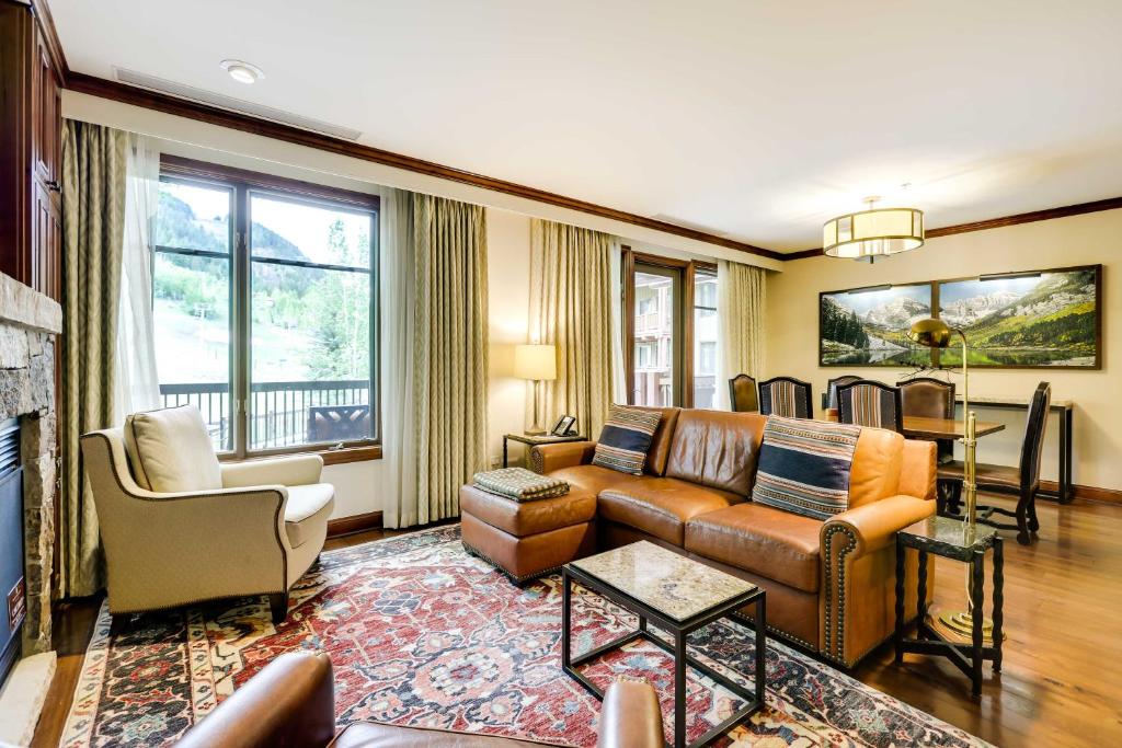 uma sala de estar com um sofá e uma mesa em Ski Resort Condo in Ritz-Carlton Aspen Highlands em Aspen