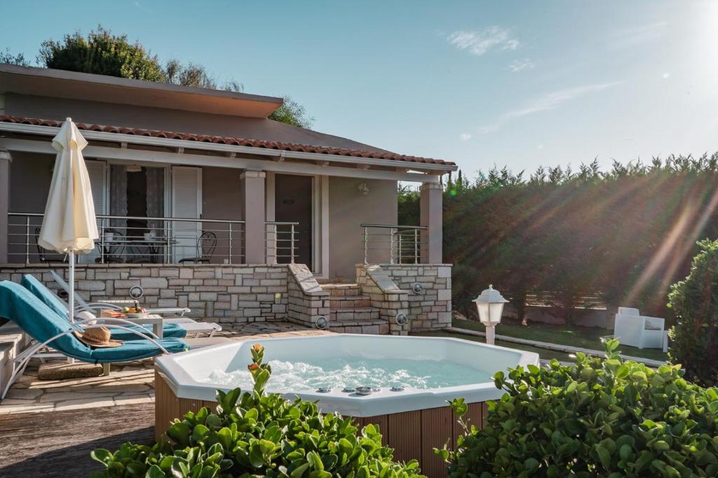 een hot tub in de achtertuin van een huis bij Neptune Sea House - Beachfront in Agios Spyridon Corfu
