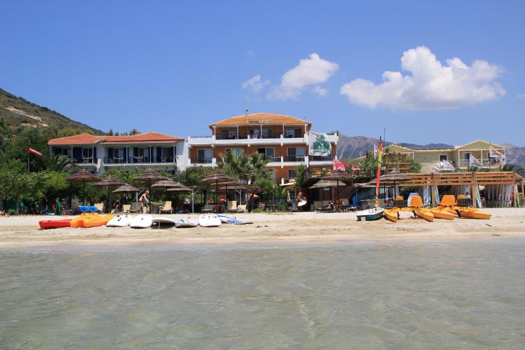 Hotel Grand Nefeli في فاسيليكي: شاطئ به مجموعه من القوارب على الشاطئ