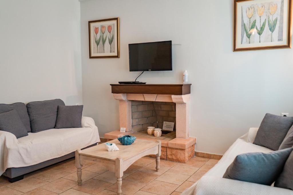 TV a/nebo společenská místnost v ubytování Pyramid City Villas