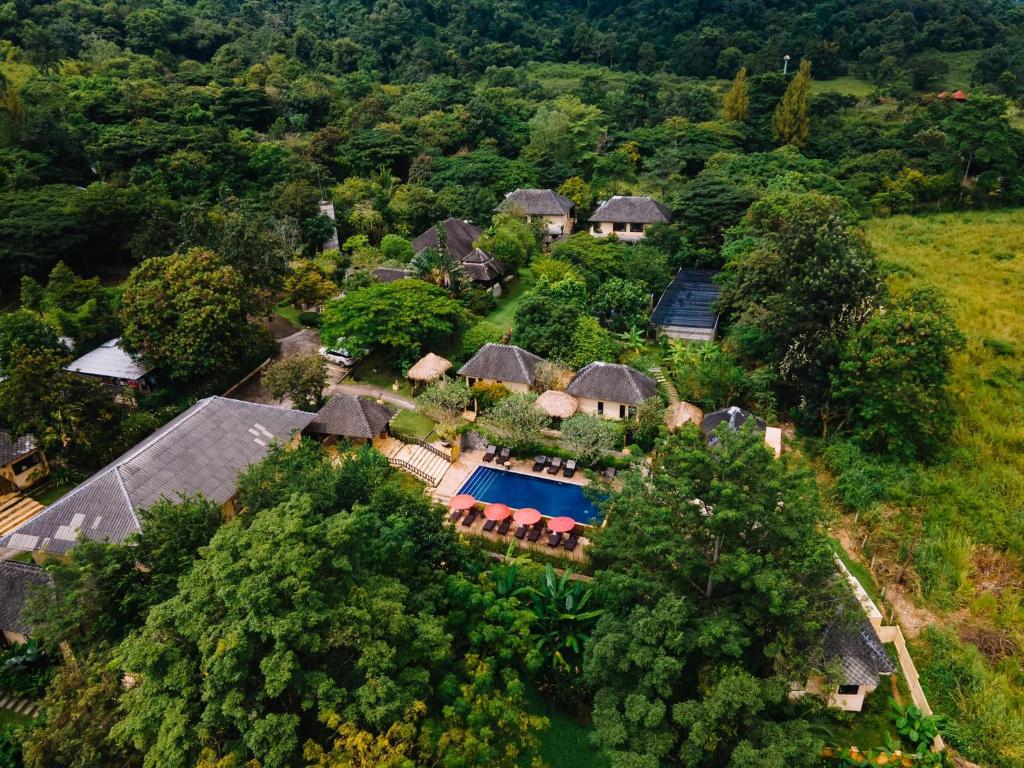 una vista aérea de una casa con piscina en Villa Khao Phaengma, en Wang Nam Khiao