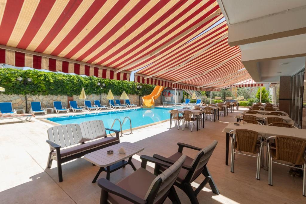 Bazén v ubytování Lara Dinc Hotel nebo v jeho okolí