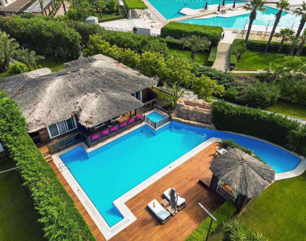 Bazén v ubytování Kaya Palazzo Golf Resort nebo v jeho okolí