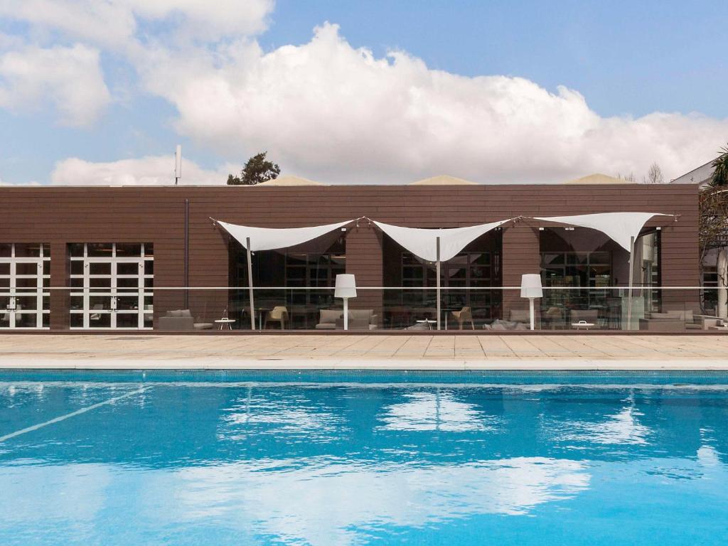 Бассейн в Novotel Setubal или поблизости