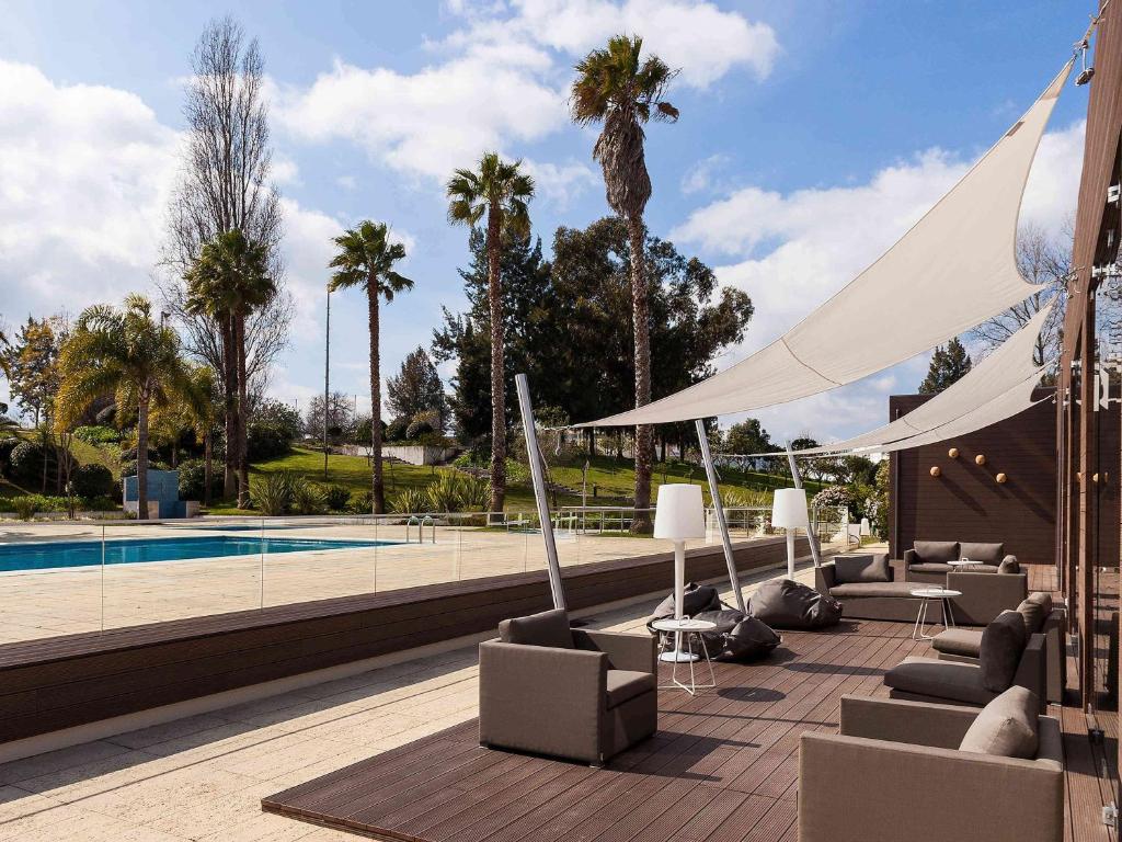 Бассейн в Novotel Setubal или поблизости