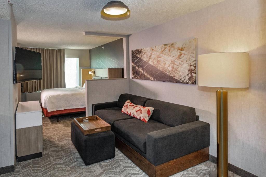 Postel nebo postele na pokoji v ubytování SpringHill Suites Anchorage Midtown