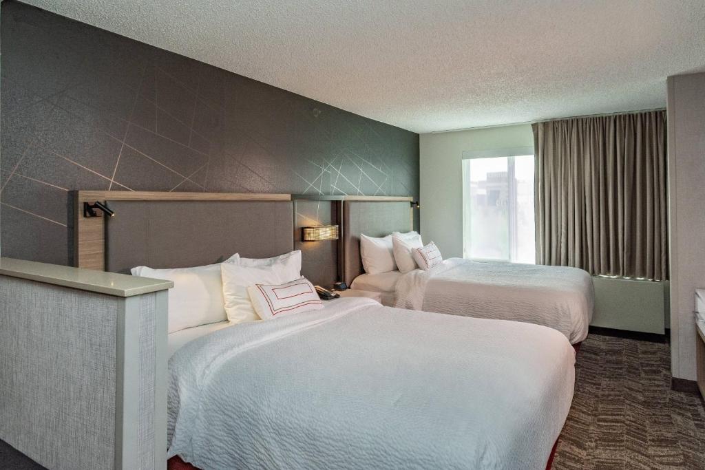 Postel nebo postele na pokoji v ubytování SpringHill Suites Anchorage Midtown