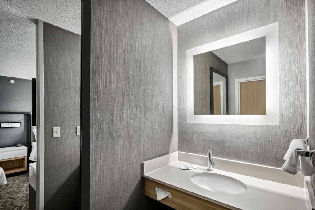 Koupelna v ubytování SpringHill Suites Anchorage Midtown