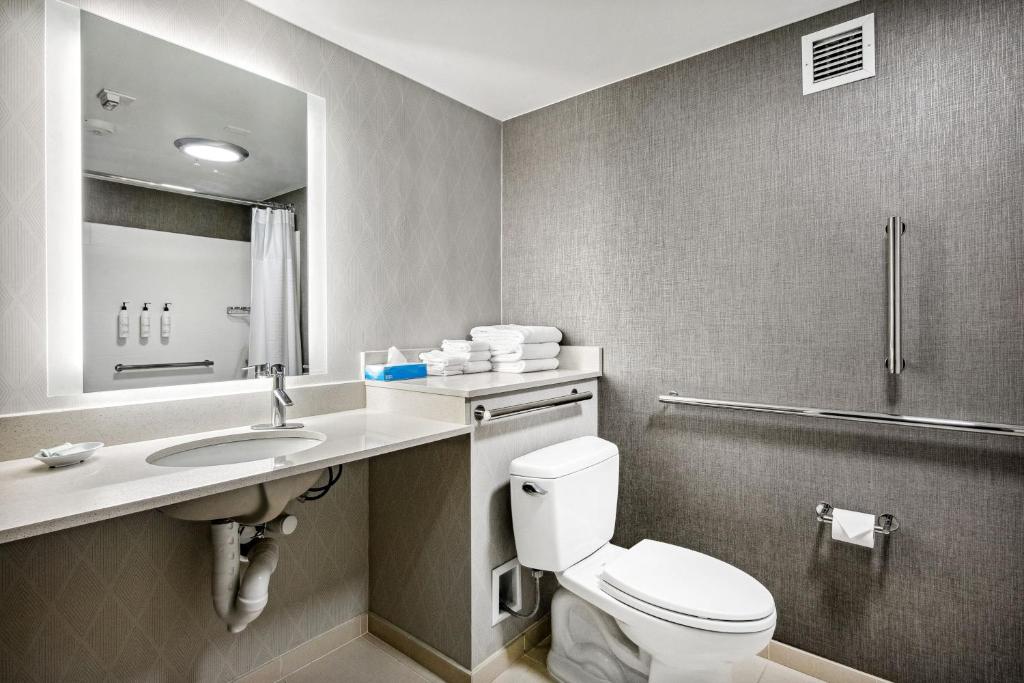 Koupelna v ubytování SpringHill Suites Anchorage Midtown