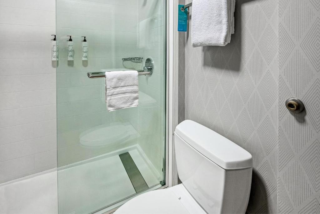Koupelna v ubytování SpringHill Suites Anchorage Midtown