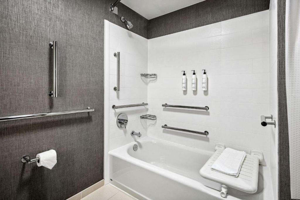 Koupelna v ubytování SpringHill Suites Anchorage Midtown