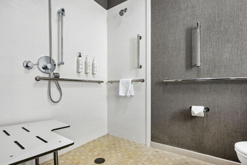 Koupelna v ubytování SpringHill Suites Anchorage Midtown