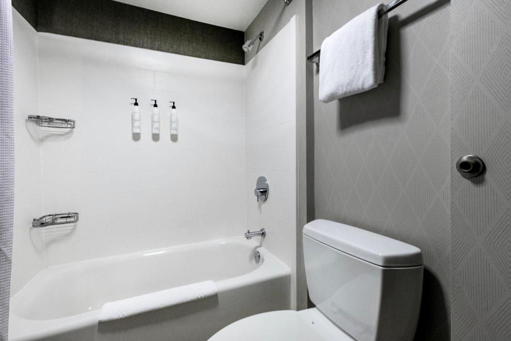 Koupelna v ubytování SpringHill Suites Anchorage Midtown
