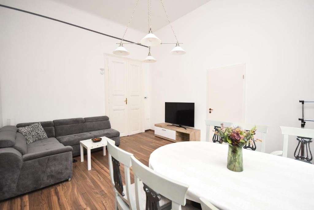 Modern & huge apartment 4 bedroom 2 bathroom 1067 Budapest, 29 Teréz körút kép - 1
