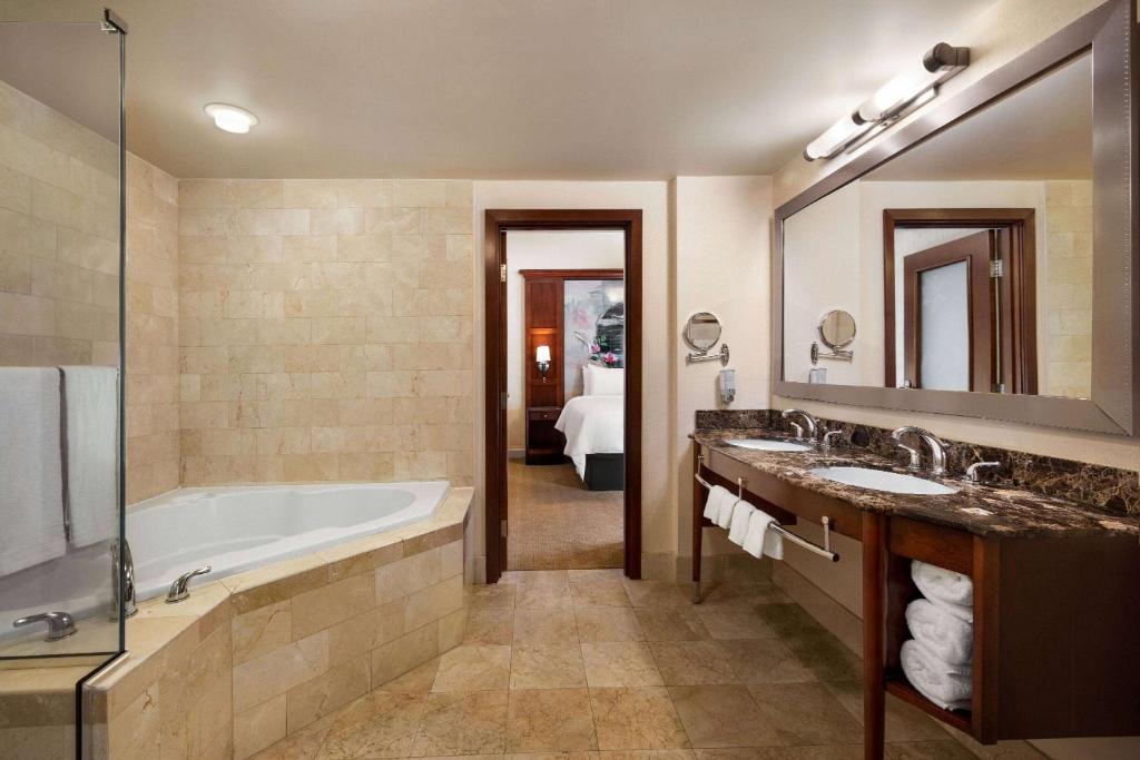 Koupelna v ubytování Viana Hotel and Spa, Trademark Collection by Wyndham