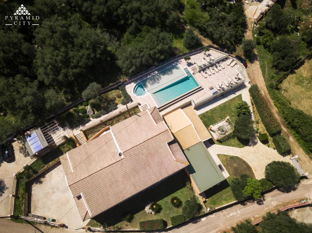 Cette chambre offre une vue sur une maison dotée d'une piscine. dans l'établissement Pyramid City Apartments, à Agios Spyridonas