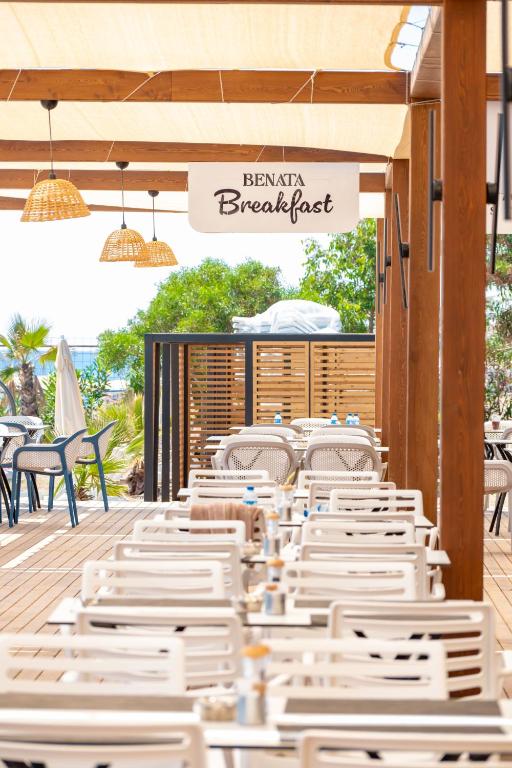 Restaurace v ubytování La Benata Beach Hotel