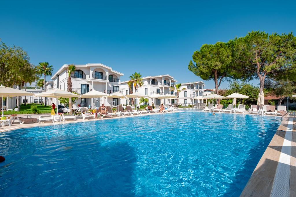 Bazén v ubytování La Benata Beach Hotel nebo v jeho okolí