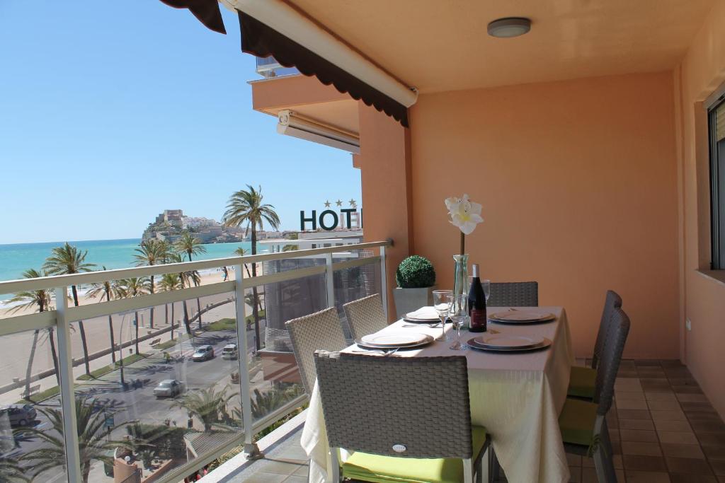 - une salle à manger avec vue sur l'océan dans l'établissement Playa Dorada, à Peñíscola