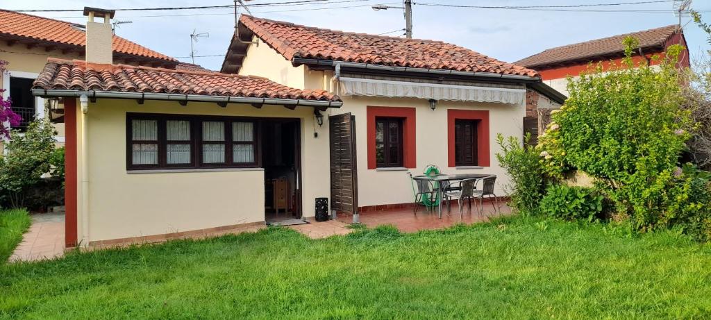 a small white house with a red roof at Casa Rural Llanes - Hontoria in Hontoria